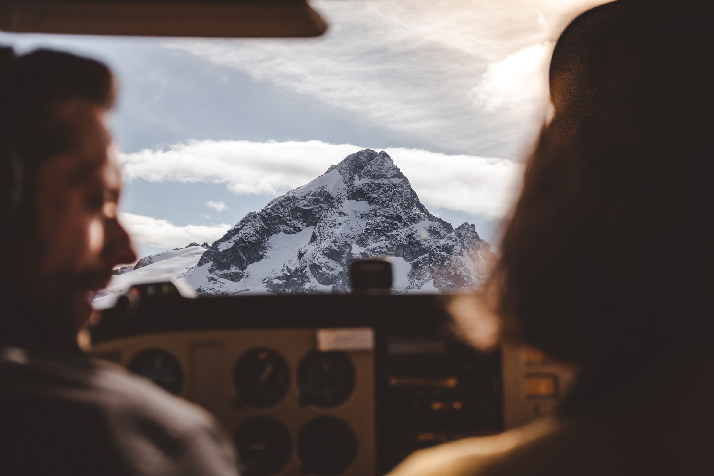 Pilot med passasjer i småfly